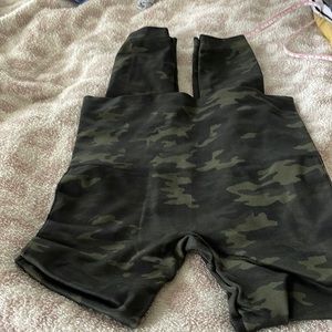 NWOT spanx green camo leggings never worn ! Size large